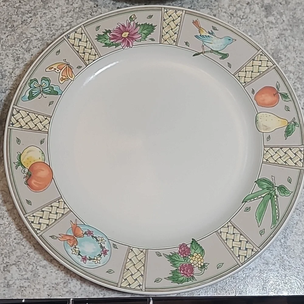Mikasa Intaglio Set of 4 CAA31 SummerJewels Dinner Plates